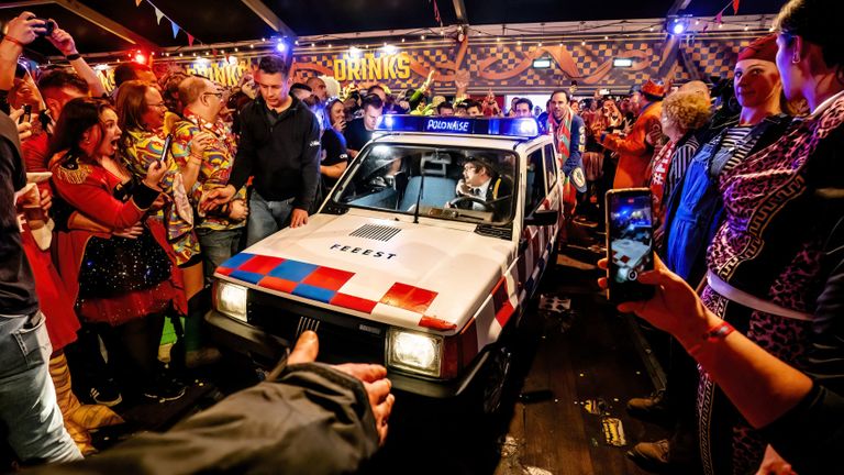 Het is pas feest als Lamme Frans in zijn politieauto is geweest (foto: EYE4images).