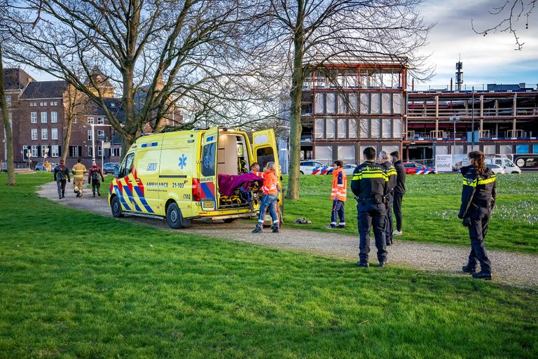 Ambulancepersoneel bekommerde zich over de gewonde man op de Zuidwal in Den Bosch (foto: Iwan van Dun/SQ Vision).