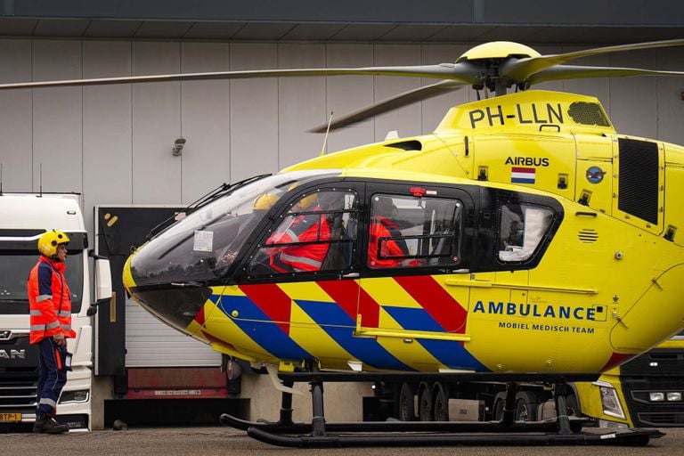 Een traumahelikopter landde bij het bedrijf (foto: SQ Vision/Harrie Grijseels).