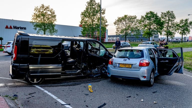 De voertuigen raakten zwaar beschadigd (foto: Eye4images).