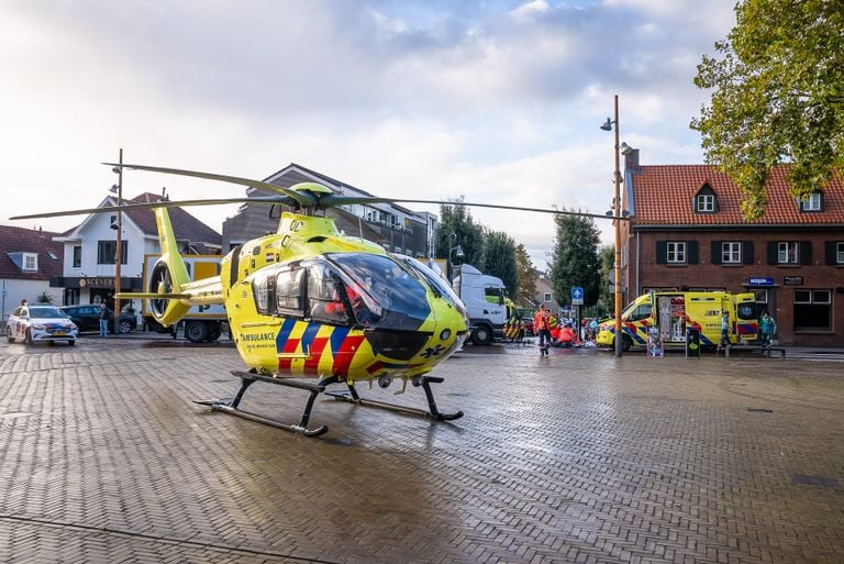 Vanwege de ernst van de situatie kwam een traumaheli naar het Raadhuisplein in Drunen (foto: Iwan van Dun/SQ Vision).