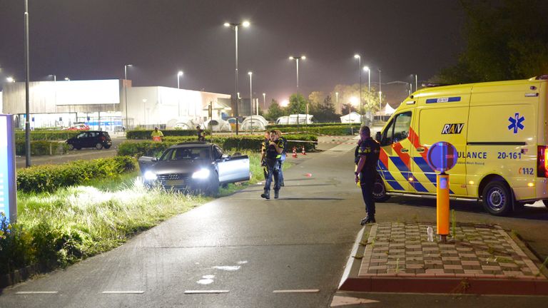 Twee mensen zijn naar een ziekenhuis gebracht (foto: Perry Roovers/SQ Vision).