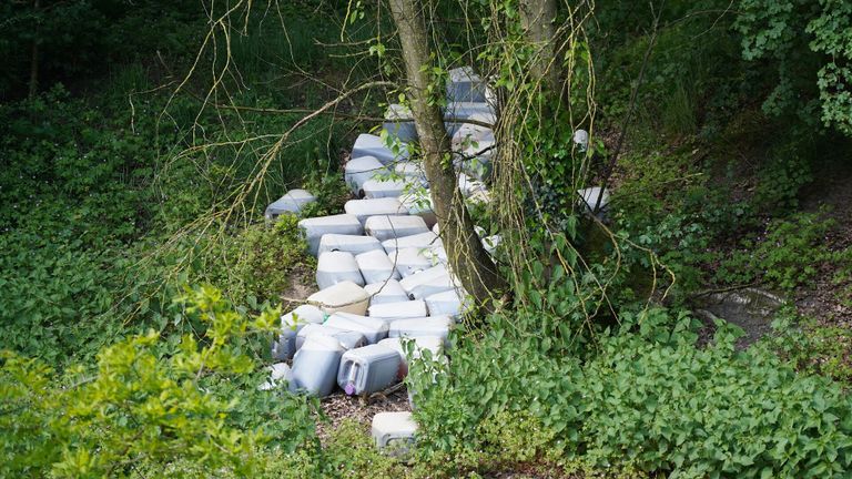 De gedumpte vaten werden zaterdagochtend gevonden aan de Ridderstraat in Gilze (foto: Jeroen Stuve/SQ Vision).