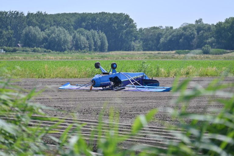 Het vliegtuig kwam ondersteboven in het weiland bij Drimmelen terecht (foto: Tom van der Put/SQ Vision).