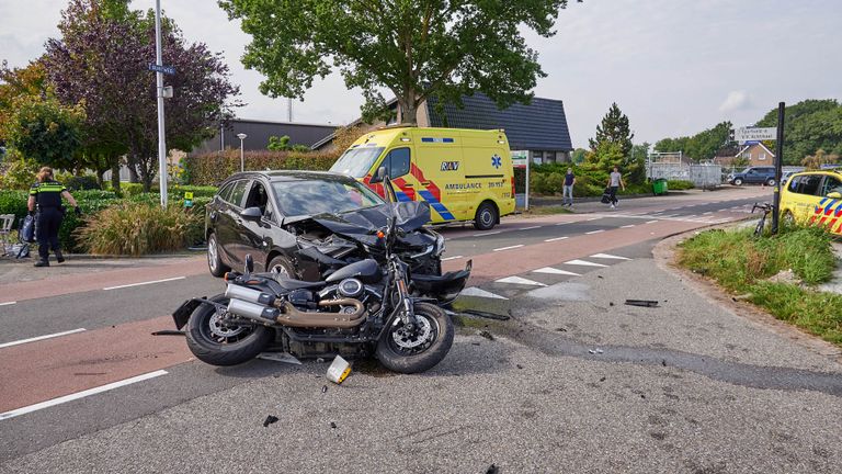 De politie zette het kruispunt af (foto: Tom van der Put/SQ Vision Mediaprodukties).