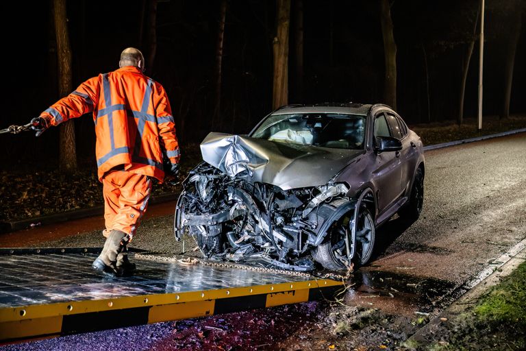 De auto is door een bergingsbedrijf afgevoerd (foto: Jack Brekelmans/SQ Vision)