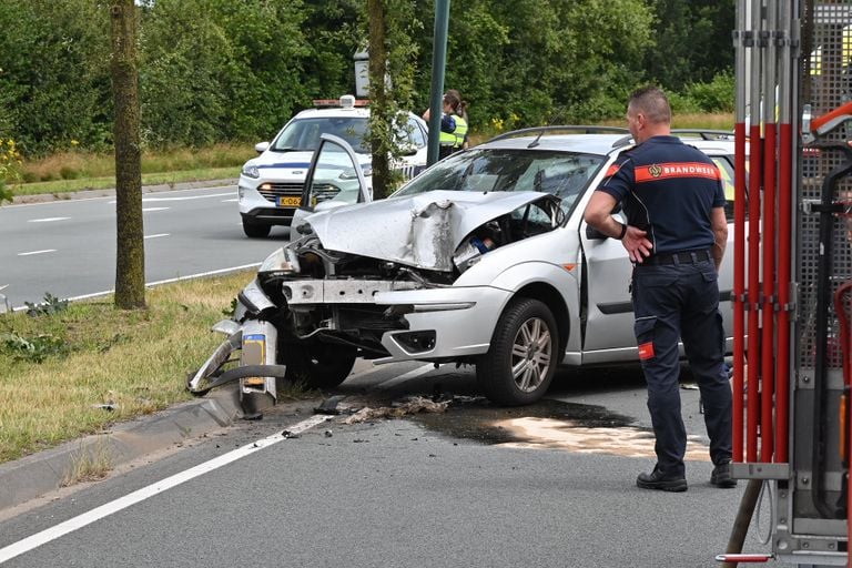 Auto rijdt tegen boom in Breda (Foto: Perry Roovers/SQ Vision)