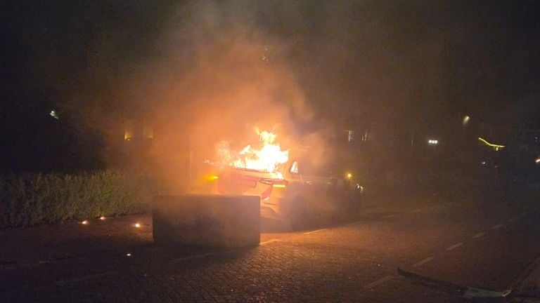 De politieauto werd via de achterruit in brand gestoken (foto: SQ Vision).