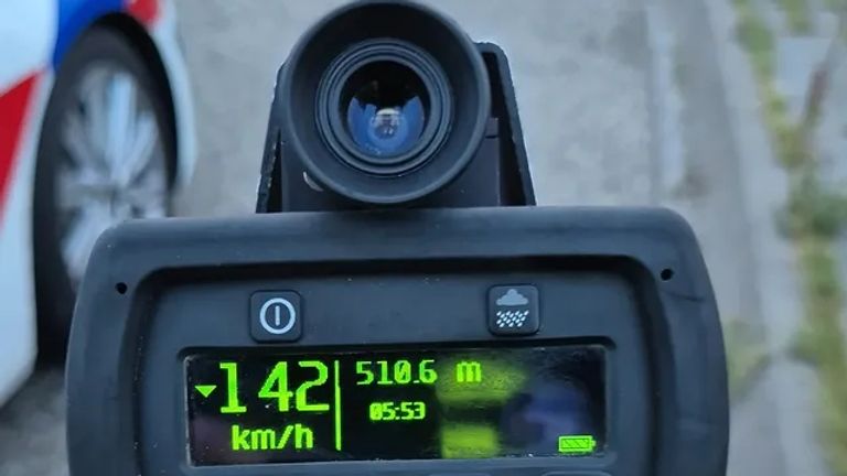 De vrouw reed 142 waar maar 80 is toegestaan (foto: Instagram Verkeerspolitie_zwb)