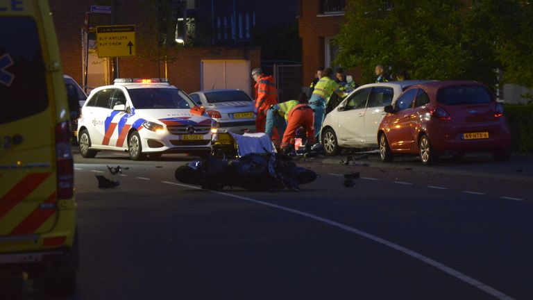 Na de crash van de motorrijder werd meteen eerste hulp opgestart (foto: Perry Roovers/SQ Vision).