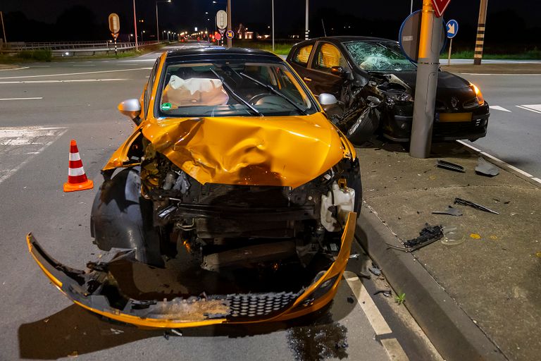 Botsing tussen twee auto's in Oss (Foto: Gabor Heeres/SQ Vision)