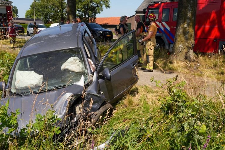 De wagen raakte van de weg (foto: Harrie Grijseels/Persbureau Heitink).