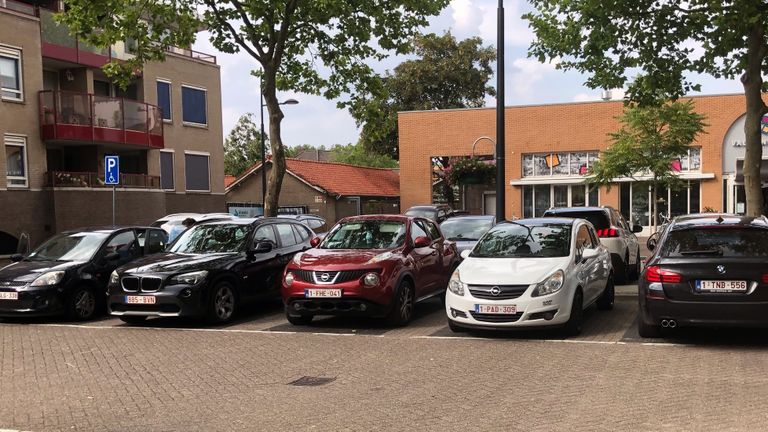 Een parkeerplaats in Valkenswaard rond halfvijf (foto: Peer van den Heuvel)