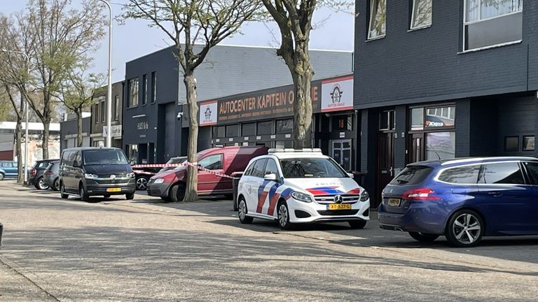 De politie doet al sinds woensdagochtend vroeg onderzoek in Tilburg (foto: René van Hoof).