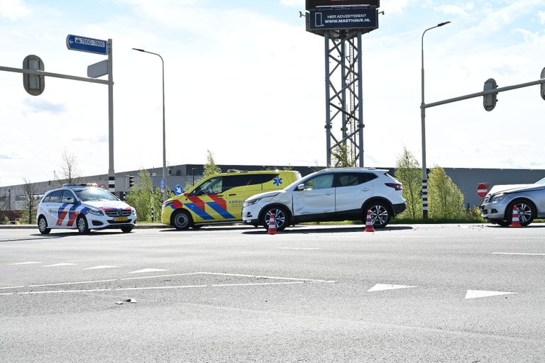 Het ging mis op de kruising van de Franklin Rooseveltlaan met het Breepark in Breda (foto: Perry Roovers/SQ Vision).