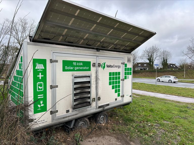 Eén van de twee dieselgeneratoren die op de kruising bij de zendmast staan.