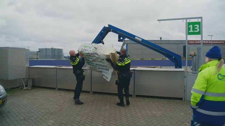 Stella kijkt toe hoe agenten afval weggooien dat vermoedelijk afkomstig is uit een drugslab (beeld: Omroep Brabant).