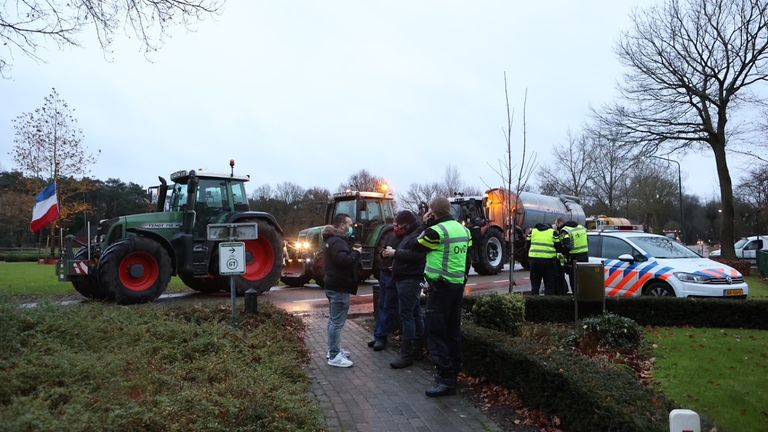 Boeren en politie bij het huis van Frits van Eerd (foto: Bart Meesters/SQ Vision).