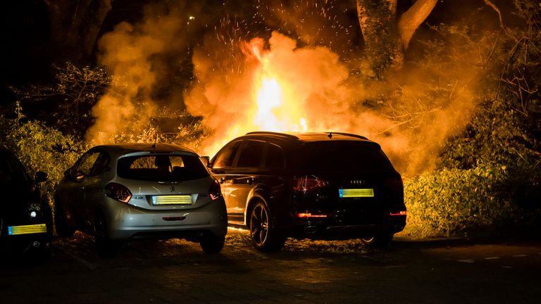 Twee auto's in vlammen op in Tilburg (Foto: Jack Brekelmans/SQ Vision). 