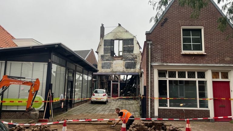 Van het afgebrande gebouw aan de Steenstraat in Boxmeer is weinig over (foto: Jos Verkuijlen).