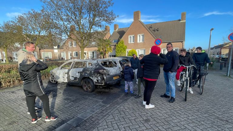 De brandstichting is het gesprek van de dag in de wijk (foto: Eva de Schipper)