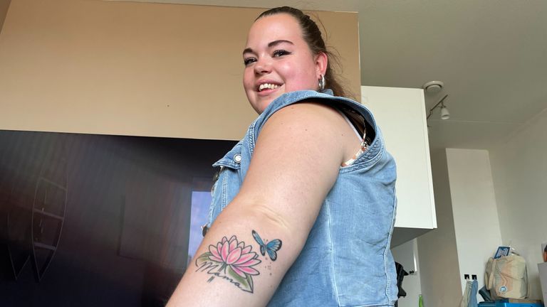 Chantal met de tatoeage voor haar moeder: "Mijn moeder was gek op waterlelies." (foto: Omroep Brabant).