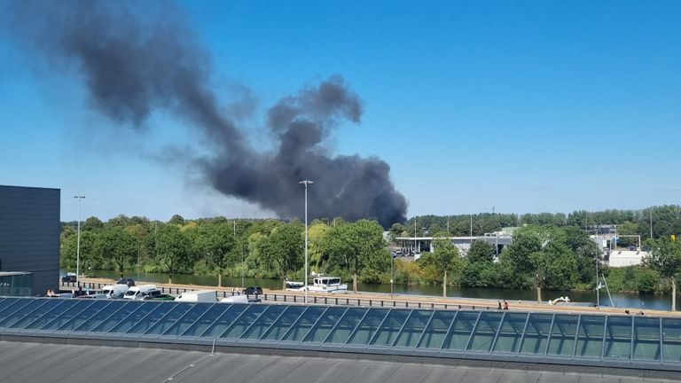 Dikke rookwolken te zien vanaf de Brabanthallen (foto: Ronald Kuypers).