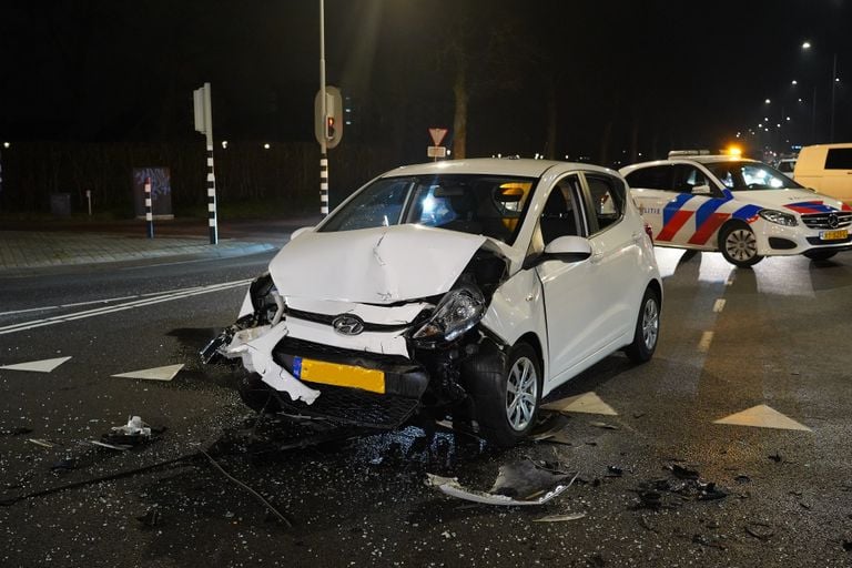 De schade aan de auto's is aanzienlijk na de aanrijding op de kruising in Breda (foto: Jeroen Stuve/SQ Vision).