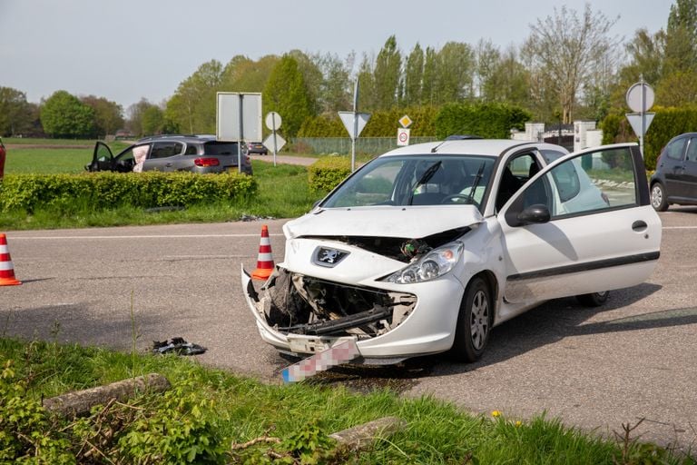 Uit voorzorg werden na de botsing in Wouwse Plantage een vrouw en kind naar een ziekenhuis gebracht (foto: Christian Traets/SQ Vision).