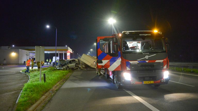 Na de aanrijding op de A58 werden diverse hulpdiensten opgeroepen (foto: Perry Roovers/SQ Vision).