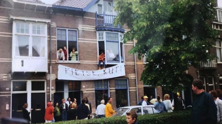 Het spandoek met 'Fietse, kut!' hing in 1996 al aan de gevel bij de Tour-start in Den Bosch (privéfoto).