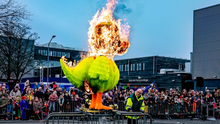 De eendverbranding waarmee carnaval wordt afgesloten in Indegat (foto: EYE4images).