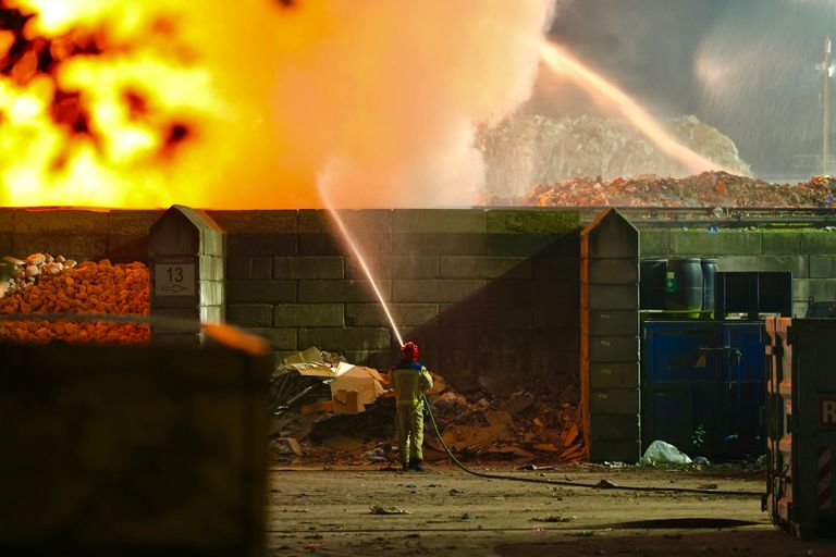 Bij de brand in Son komt veel rook vrij (foto: Sander van Gils/SQ Vision).