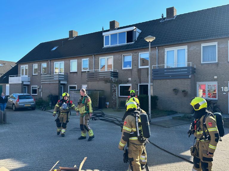 De brandweer bij het huis aan de Van Kinsbergenstraat in Drunen (foto: Bart Meesters).