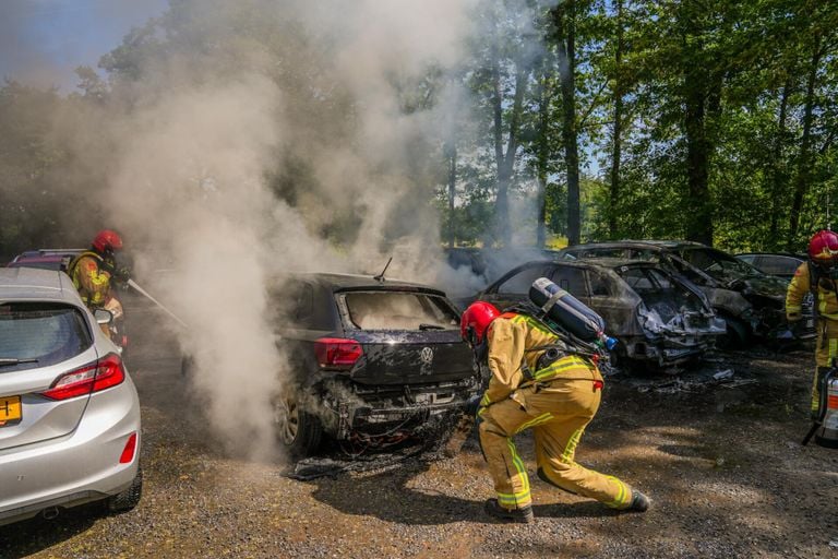 De brandweer bluste de auto's in Heeze (foto: Dave Hendriks/SQ Vision).