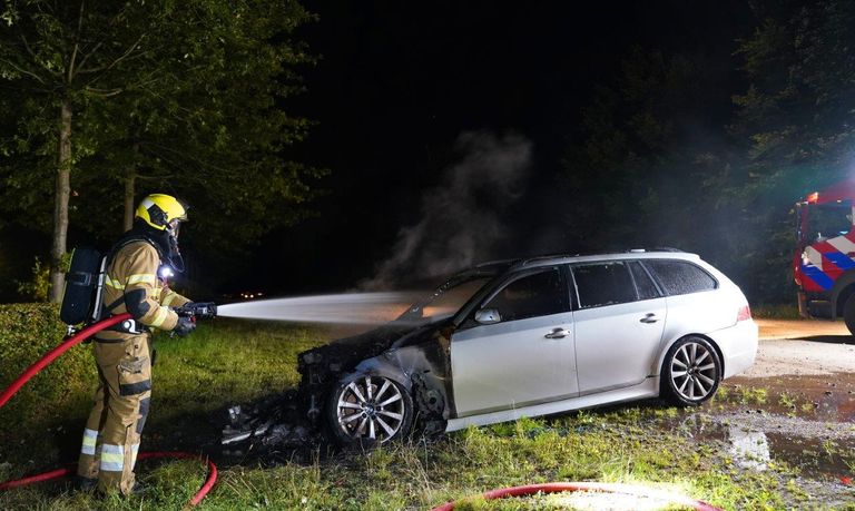 De brandweer bluste de auto aan de Oosterplasweg in Den Bosch (foto: Bart Meesters).