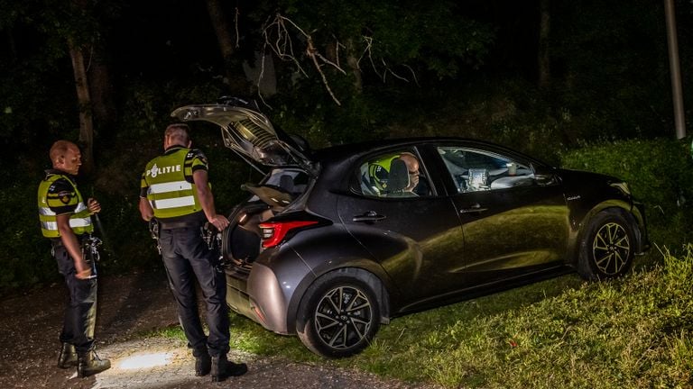 De politie onderzoekt de auto (foto: Toby de Kort/SQ Vision Mediaprodukties).
