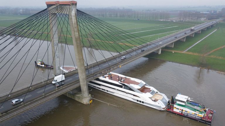 Het superjacht heeft nu problemen bij de Heusdensebrug bij Heusden (foto: Jelle Swets/Meesters Multi Media).