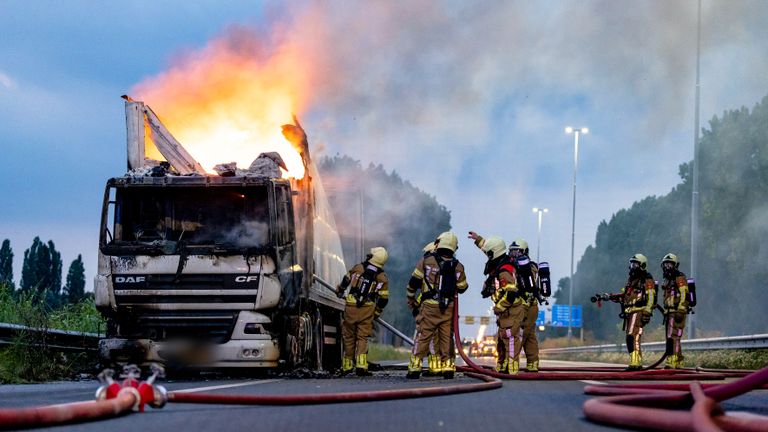 Vanwege de vrachtwagenbrand was de A27 van Gorinchem richting Breda urenlang dicht (foto: Marcel van Dorst/SQ Vision).