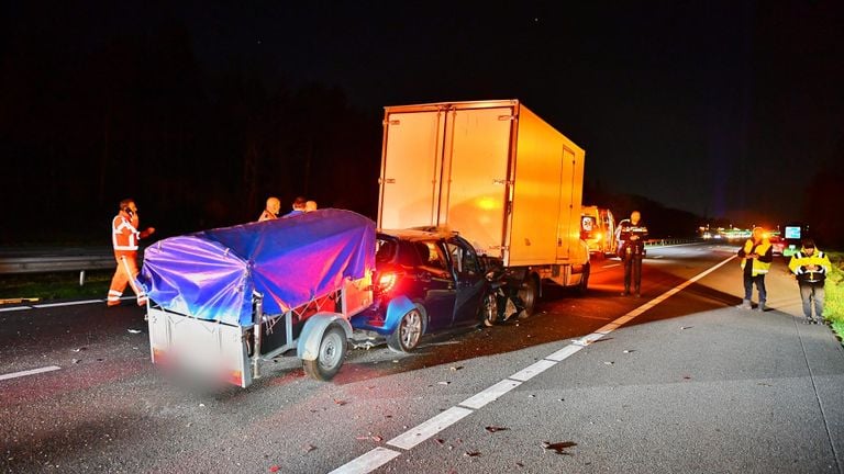 Auto met aanhanger botst op busje (foto: Rico Vogels / Persbureau Heitink).