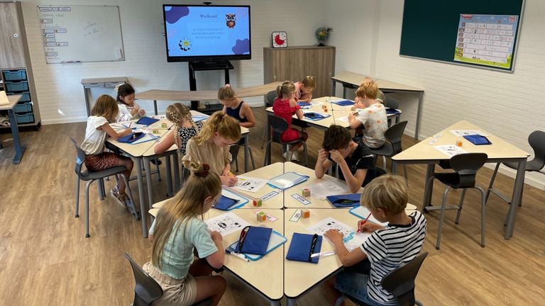 Kinderen van groep vier, vijf en zes zitten bij elkaar (foto: Rogier van Son).