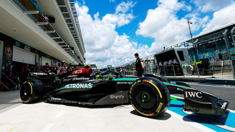 Lewis Hamilton in zijn Mercedes met op de zijkant het logo van Signify (foto: Mercedes-AMG PETRONAS Formula 1 Team/Signify)