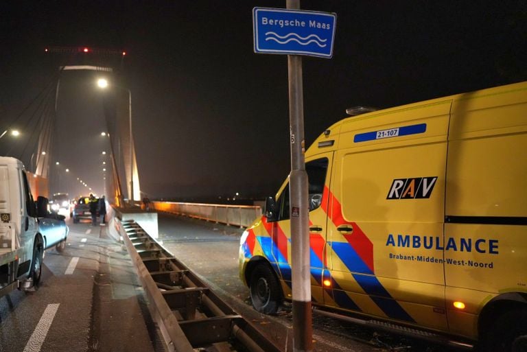 Na de aanrijding ontstond een verkeerschaos (foto: Erik Haverhals/SQ Vision).