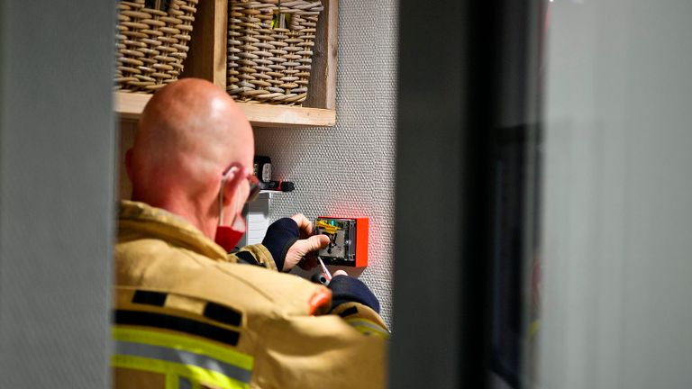 De brandweer bezig met het verhelpen van het euvel (foto: Rico Vogels/SQ Vision Mediaprodukties).