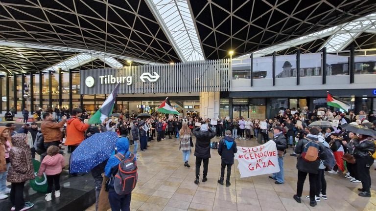 Honderden mensen staan bij Station Tilburg om steun te betuigen aan Palestijnen in de Gazastrook (foto: Noël van Hooft)