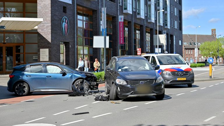 De botsing vond plaats op de Nieuwe Prinsenkade in Breda, vlakbij de Middellaan (foto: Tom van der Put/SQ Vision).