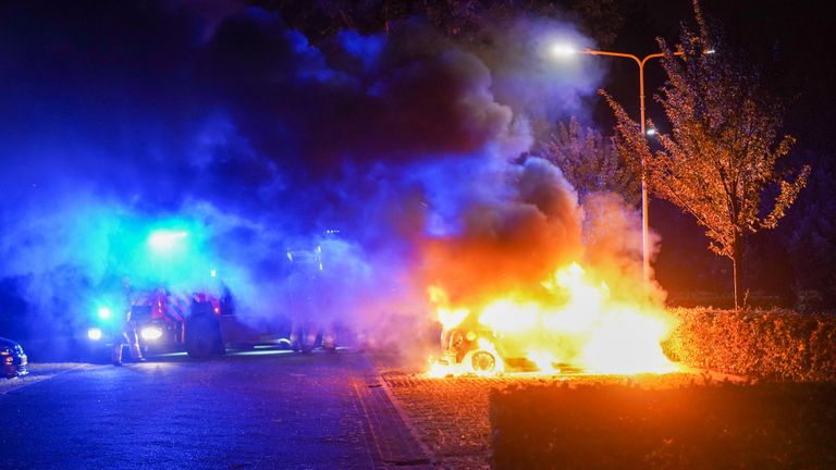 De brandweer bluste de auto in Oss (foto: Gabor Heeres/SQ Vision).