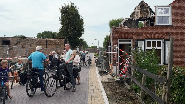 Dorpsbewoners komen in grote getale kijken naar de ravage na de verwoestende brand in Werkendam (foto: Jan Peels)