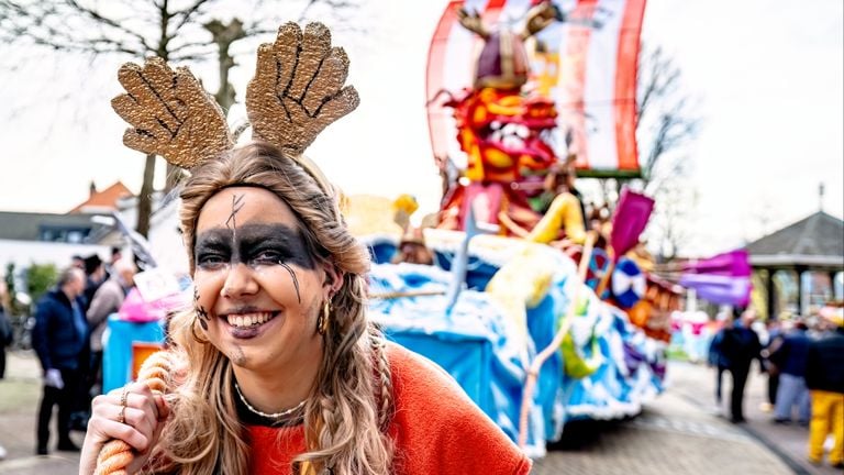 De grote carnavalsoptocht op Den Haaykaant (Raamsdonk)(foto: EYE4images).