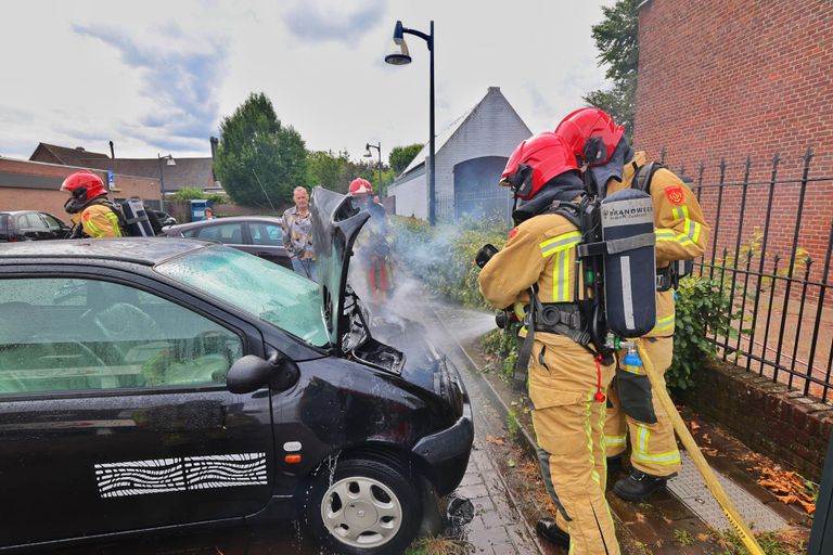 Brandschade aan auto in Veldhoven (Foto: Rico Vogels/SQ Vision)